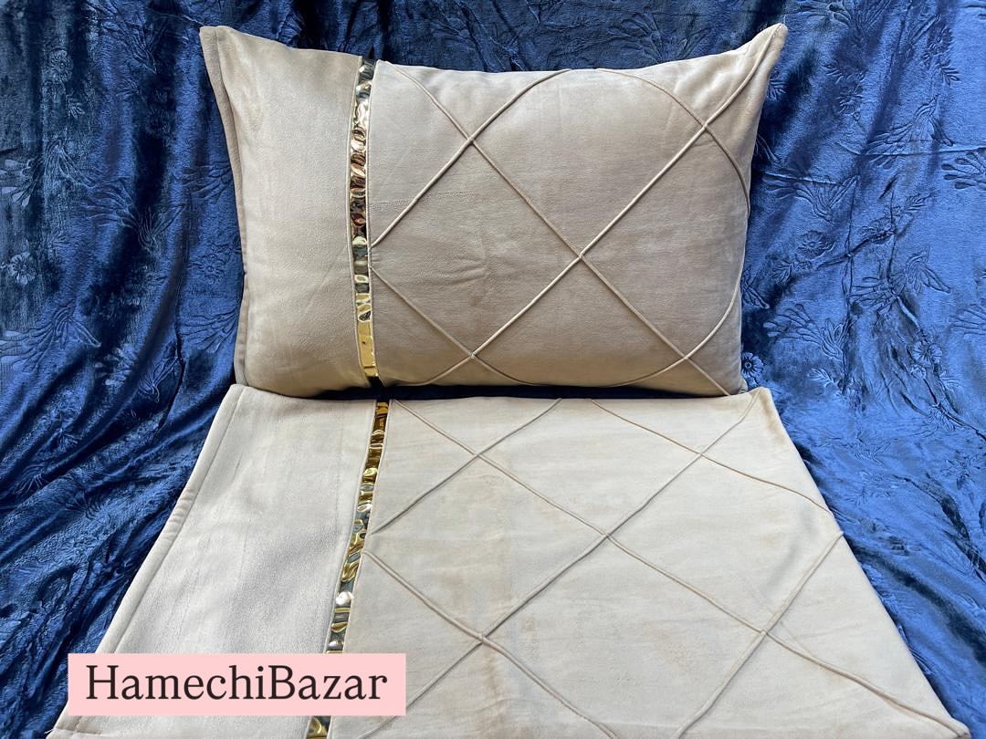 روبالشتی مخمل کرم طرح لوزی با نوار طلایی