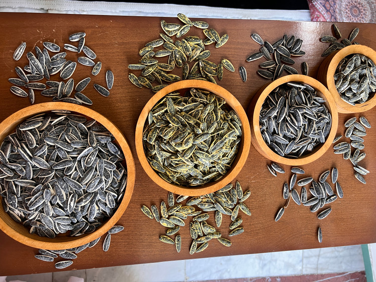 تخمه آفتابگردان طعمدار و نمکی